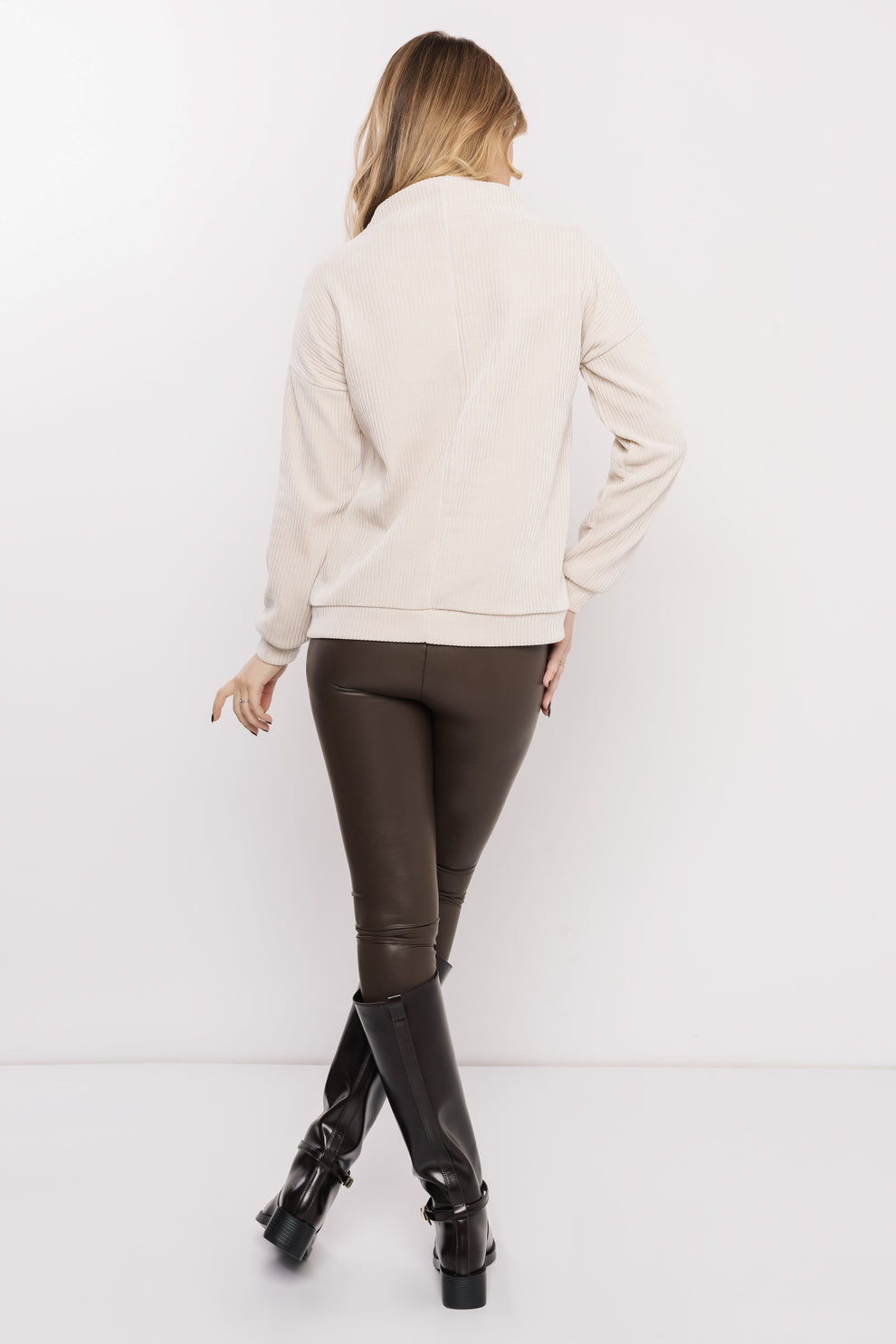 AMNESIA Zavit pulóver krémový