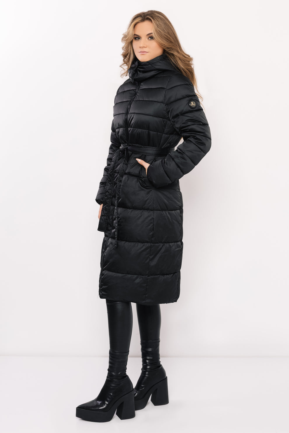 AMNESIA Blanka kabát štepovaný dlhý čierny