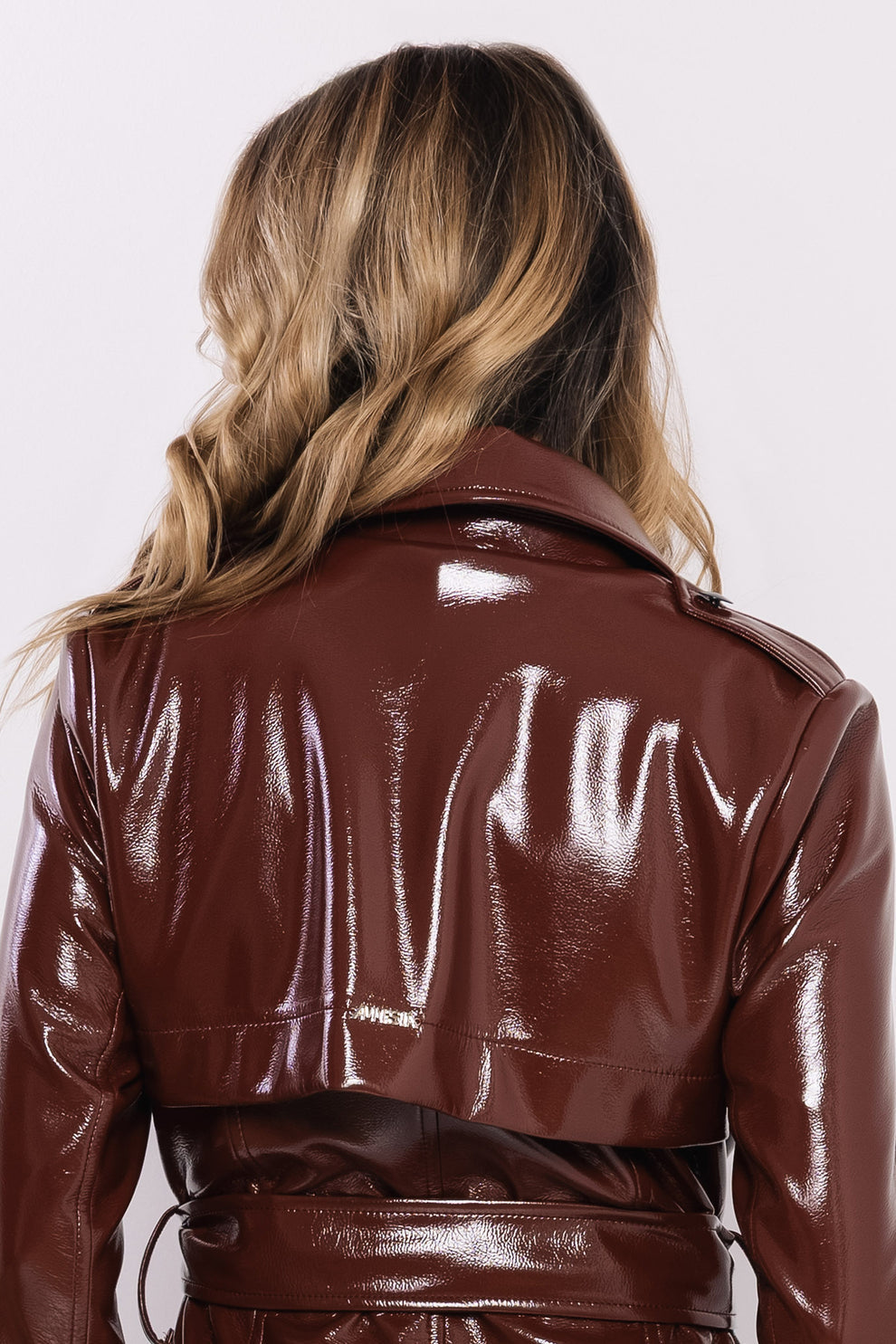 AMNESIA Zoje kabát lakovaný hnedý