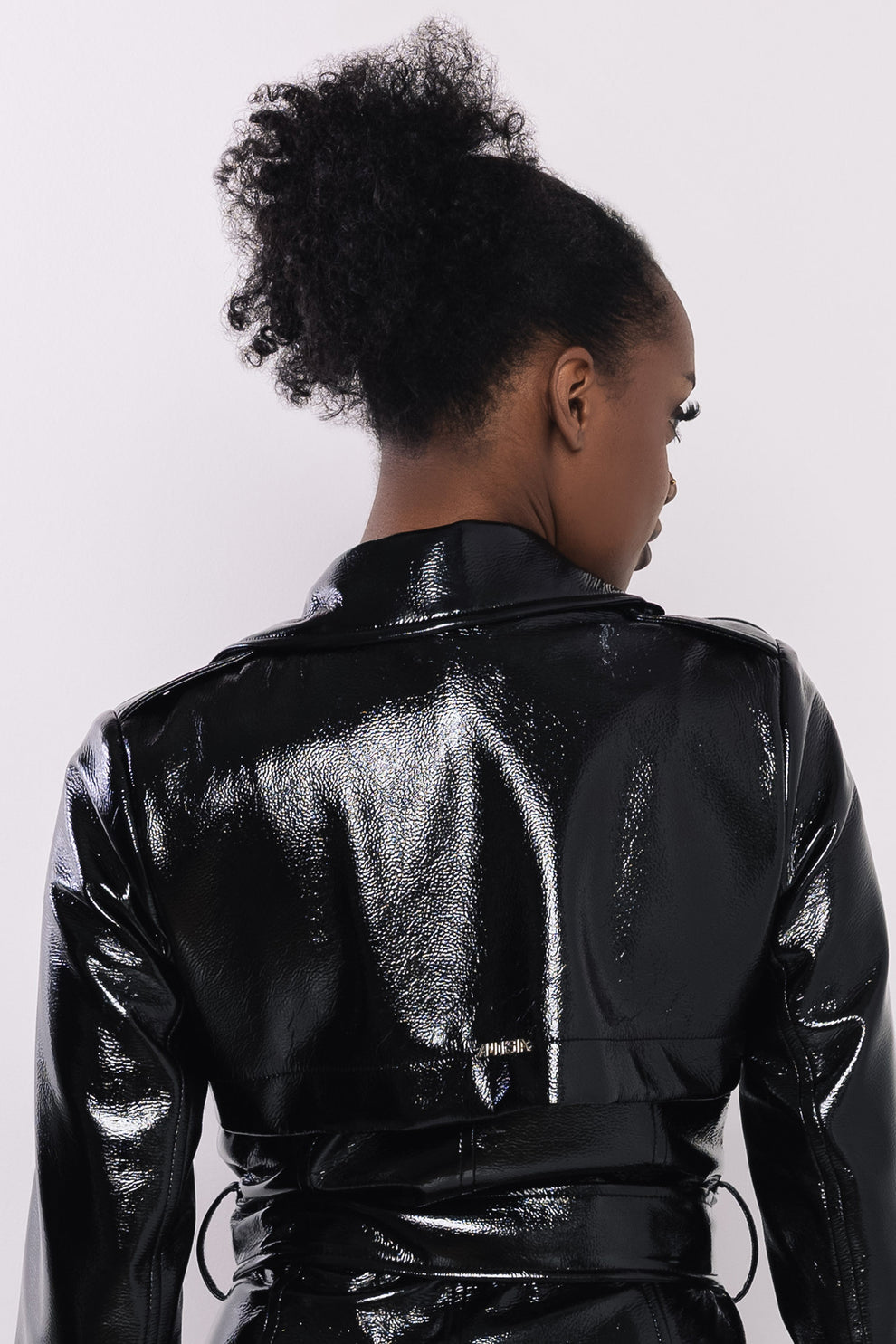 AMNESIA Zoje kabát lakovaný čierny