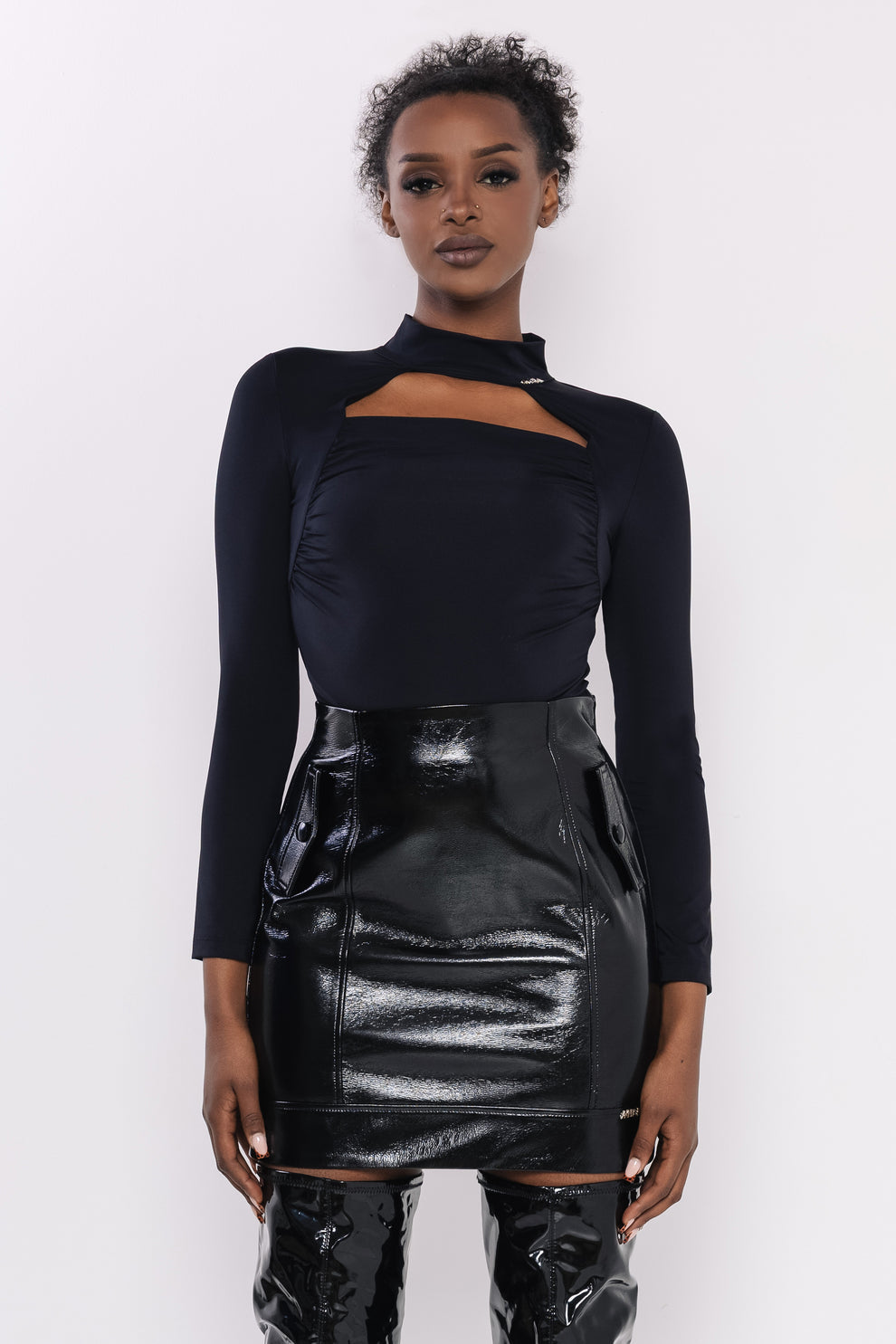 AMNESIA Gray sukňa lakovaná čierna