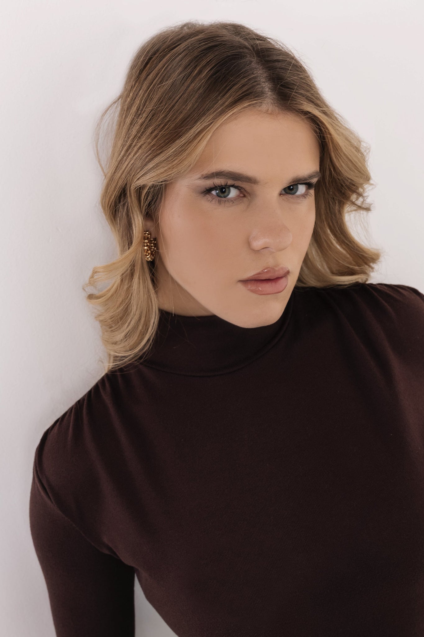 AMNESIA Ilus polorolák pletený tenký čokoládový