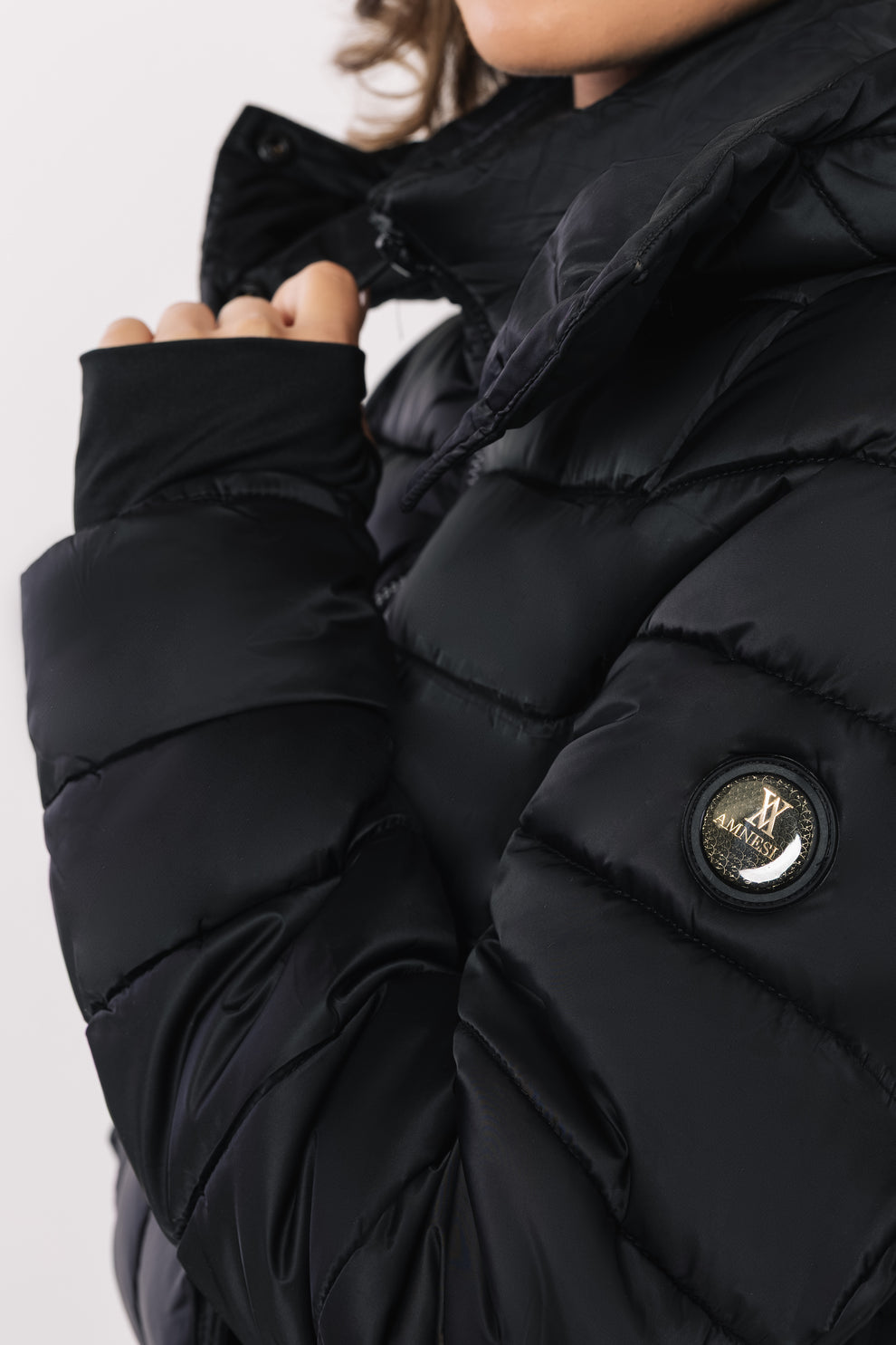 AMNESIA Blanka kabát štepovaný dlhý čierny