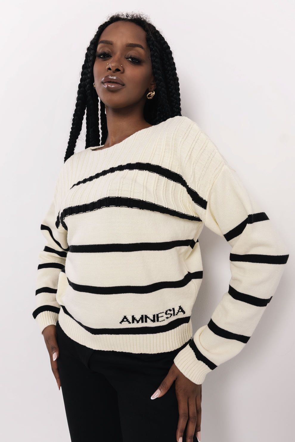 AMNESIA Csinszka pulóver krémový pásikavý