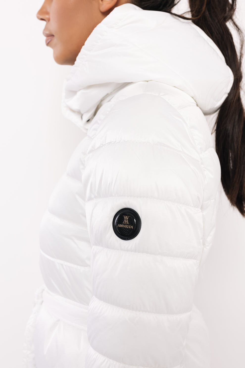 AMNESIA Blanka kabát štepovaný dlhý biely