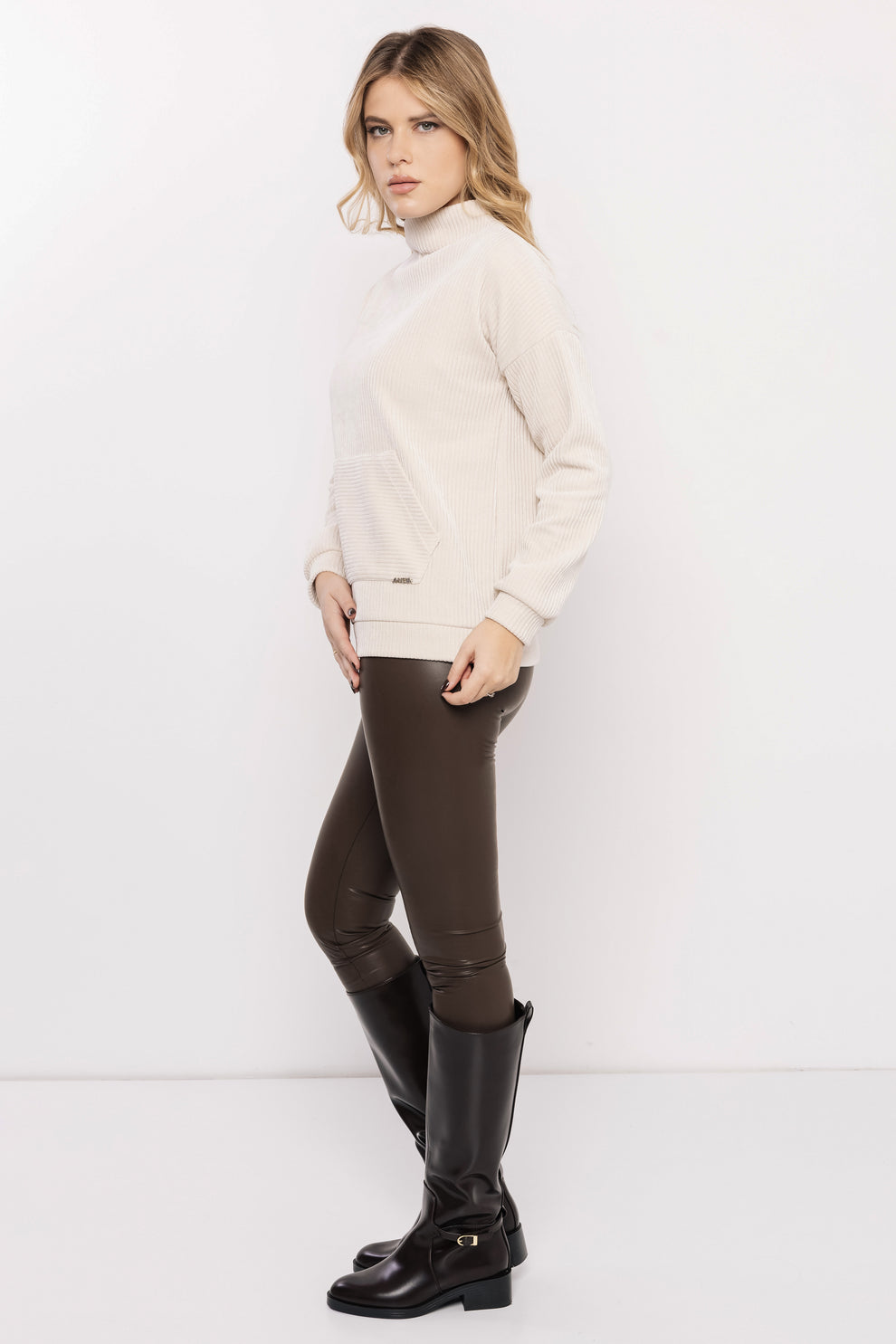 AMNESIA Zavit pulóver krémový