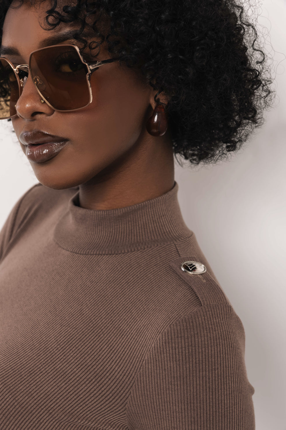 AMNESIA Duby šaty hnedé