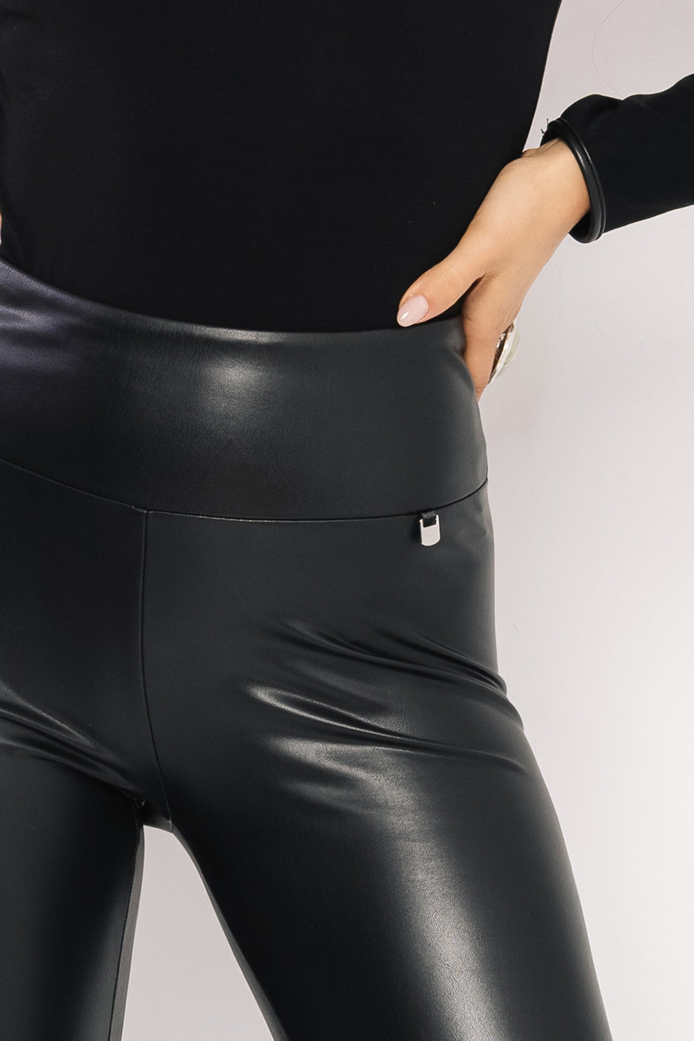 AMNESIA Vica legíny koženkové čierne